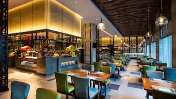 2 間餐廳,供應早餐、午餐和晚餐,國際料理