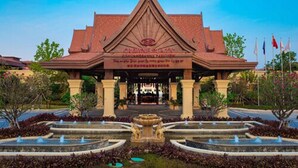 A traditional Thai building with a central entrance, surrounded by a landscaped garden with fountains. - Crowne Plaza Resort Xishuangbanna Parkview by IHG (Xishuangbanna Dai)