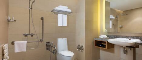 Un baño moderno con ducha, inodoro y lavabo.