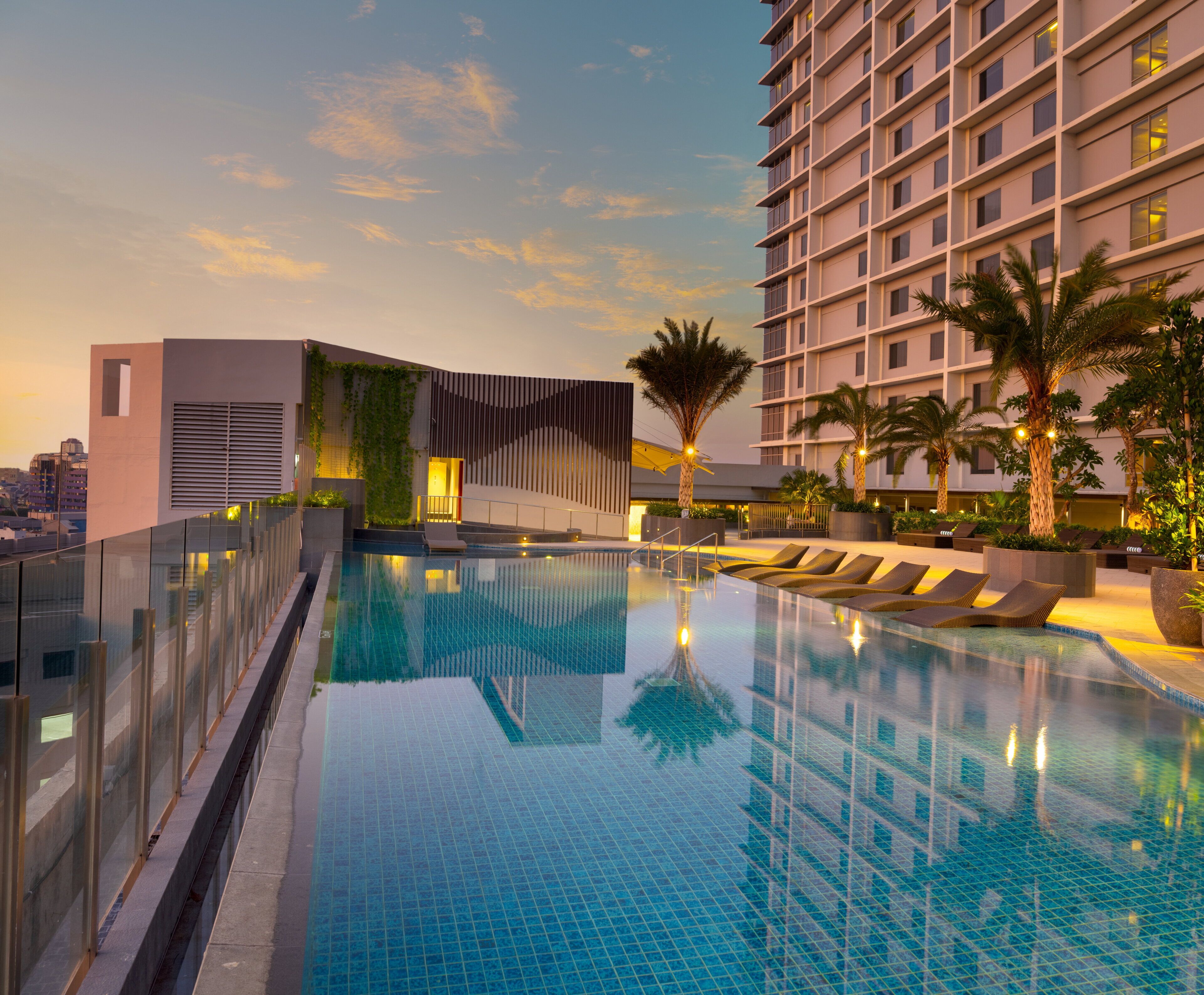 Una piscina al aire libre (de 06:00 a 19:00), sombrillas, tumbonas