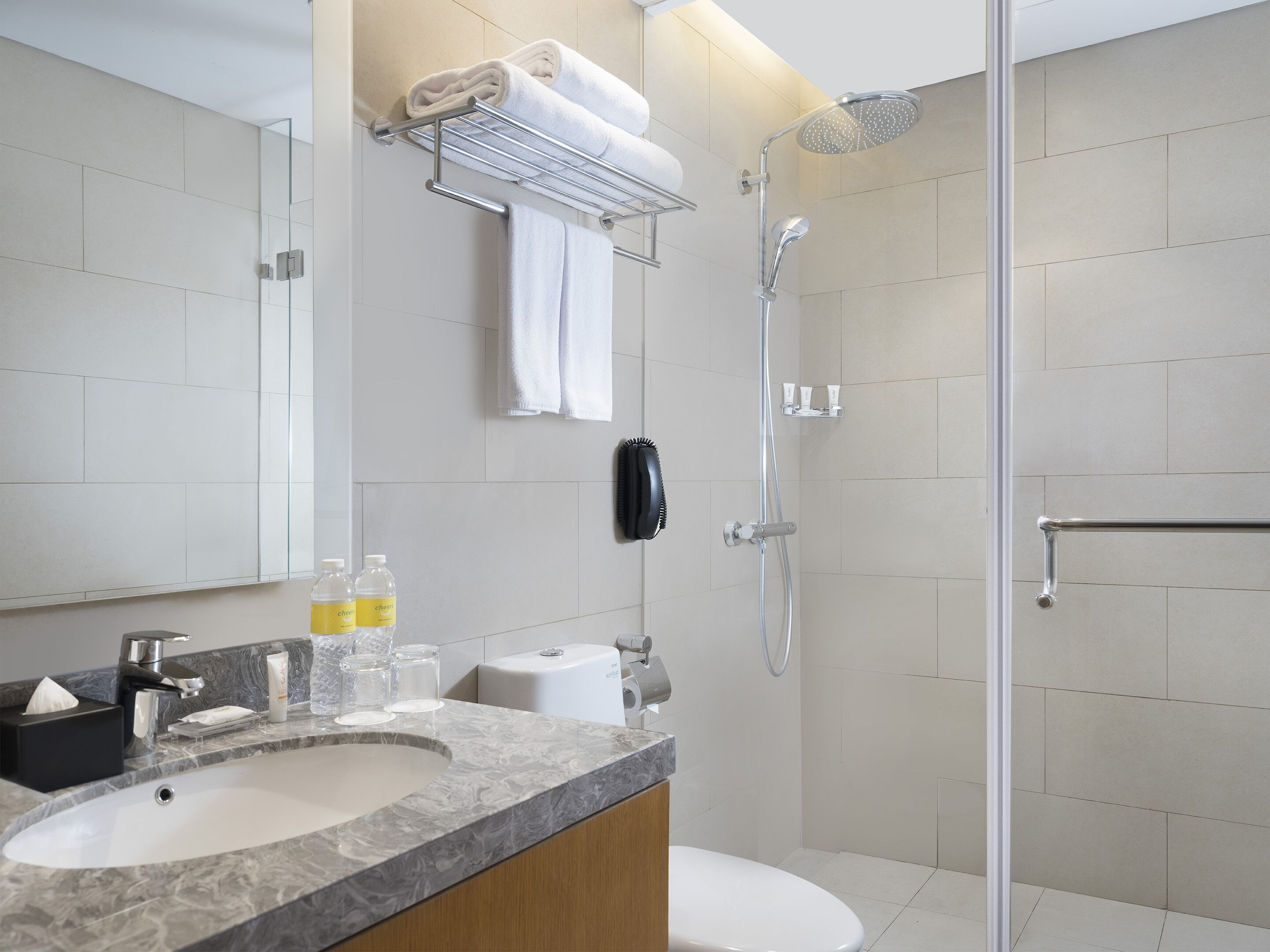 Een douche, een hydromassagedouche, gratis toiletartikelen