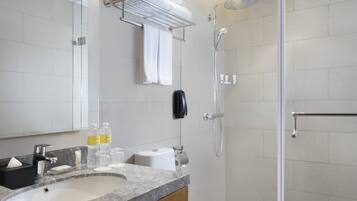 Shower, hydromassage showerhead, free toiletries, hair dryer