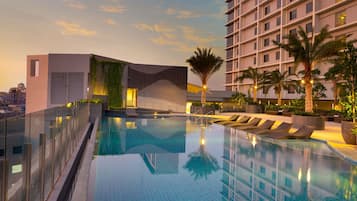 Una piscina al aire libre (de 06:00 a 19:00), sombrillas, tumbonas