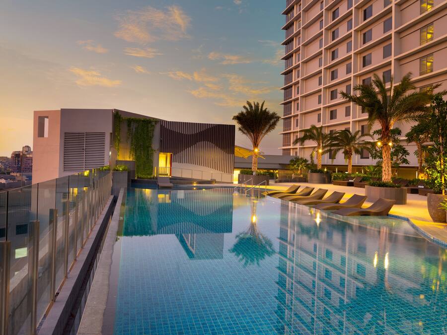 Piscine extérieure, parasols de plage, chaises longues