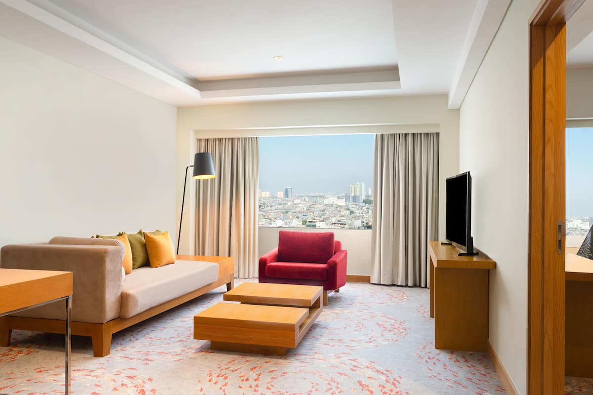 in-room safe, desk, laptop workspace, blackout curtains