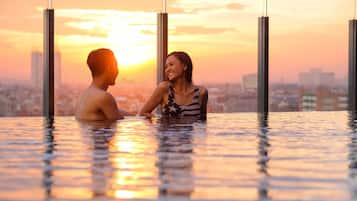 Außenpool, geöffnet von 06:00 Uhr bis 19:00 Uhr, Sonnenschirme