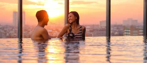 Piscine extérieure, parasols de plage, chaises longues