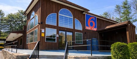 Vista frontal de la propiedad