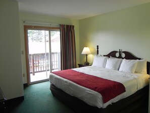 مساحة عمل للكمبيوتر المحمول ومكواة/لوح كي وواي فاي مجانًا وملاءات أسرّة