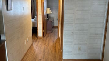 家庭公寓式客房 | 笔记本电脑工作区、熨斗/熨板、免费 WiFi、床单
