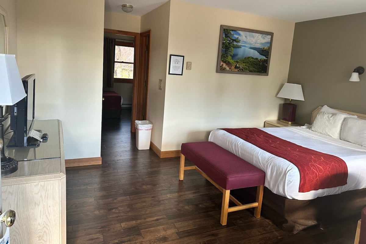 Espacio para trabajar con laptop y tabla de planchar con plancha