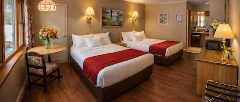 Deluxe-værelse - 2 queensize-senge - køleskab og mikrobølgeovn | Arbejdsområde til bærbare computere, strygejern/strygebræt, gratis Wi-Fi