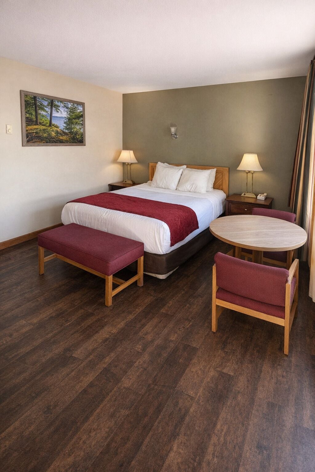 Familiekamer, Meerdere bedden, niet-roken, koelkast & magnetron | Een laptopwerkplek, een strijkplank/strijkijzer, gratis wifi, beddengoed