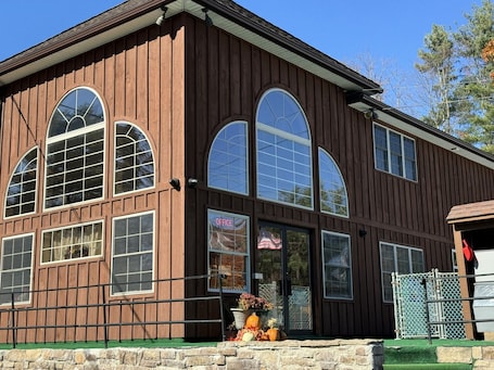 Fachada da propriedade. Motel 6 Lake George, NY – Adirondacks