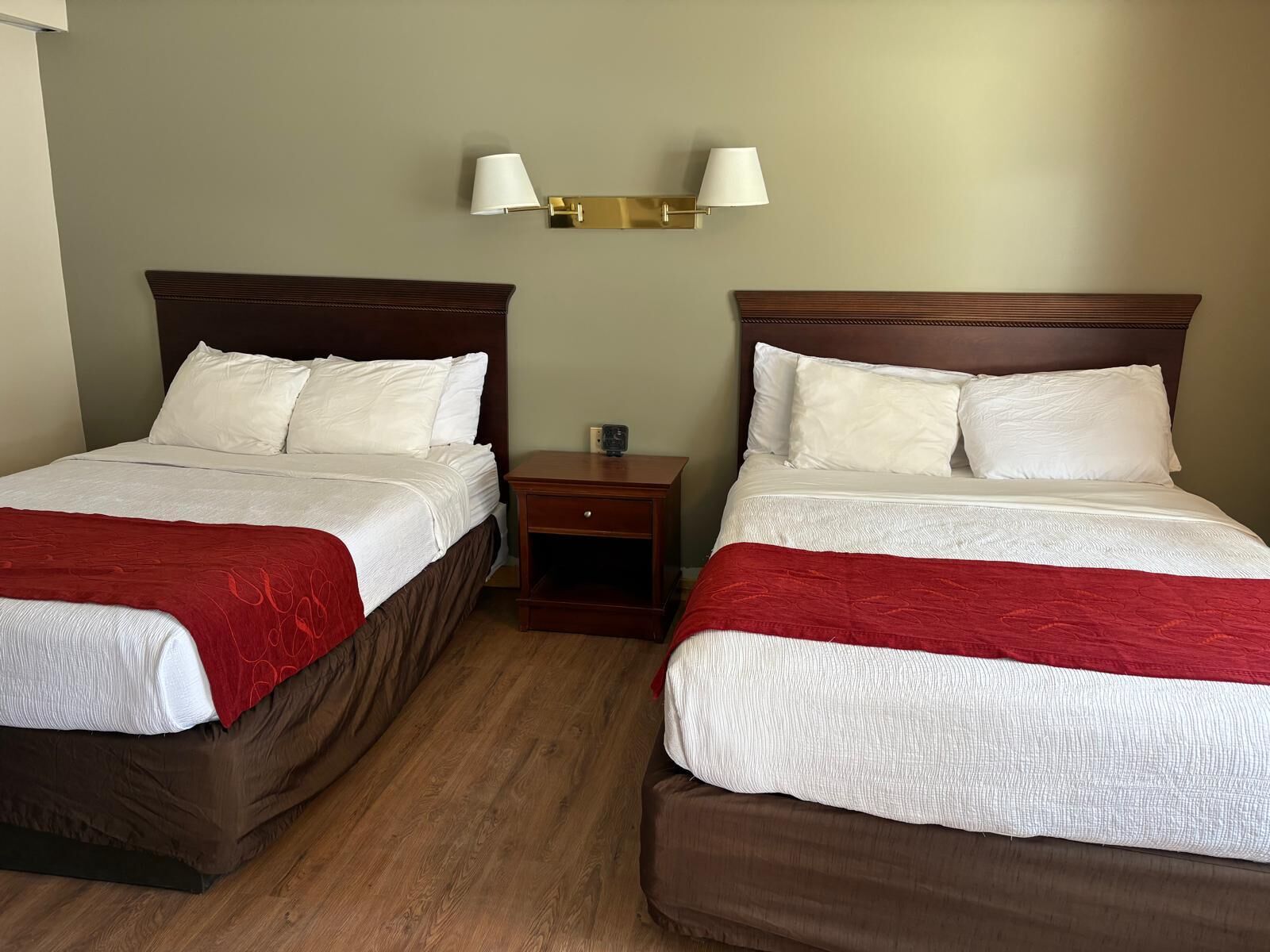 مساحة عمل للكمبيوتر المحمول ومكواة/لوح كي وواي فاي مجانًا وملاءات أسرّة