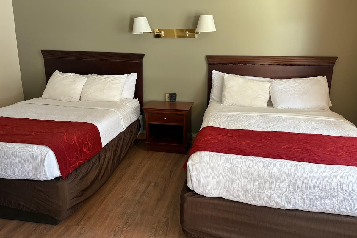 Espacio para trabajar con laptop y tabla de planchar con plancha