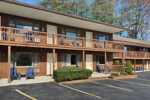 BBQ/picnic Area - Motel 6 Lake George, NY – Adirondacks  (Lake George)