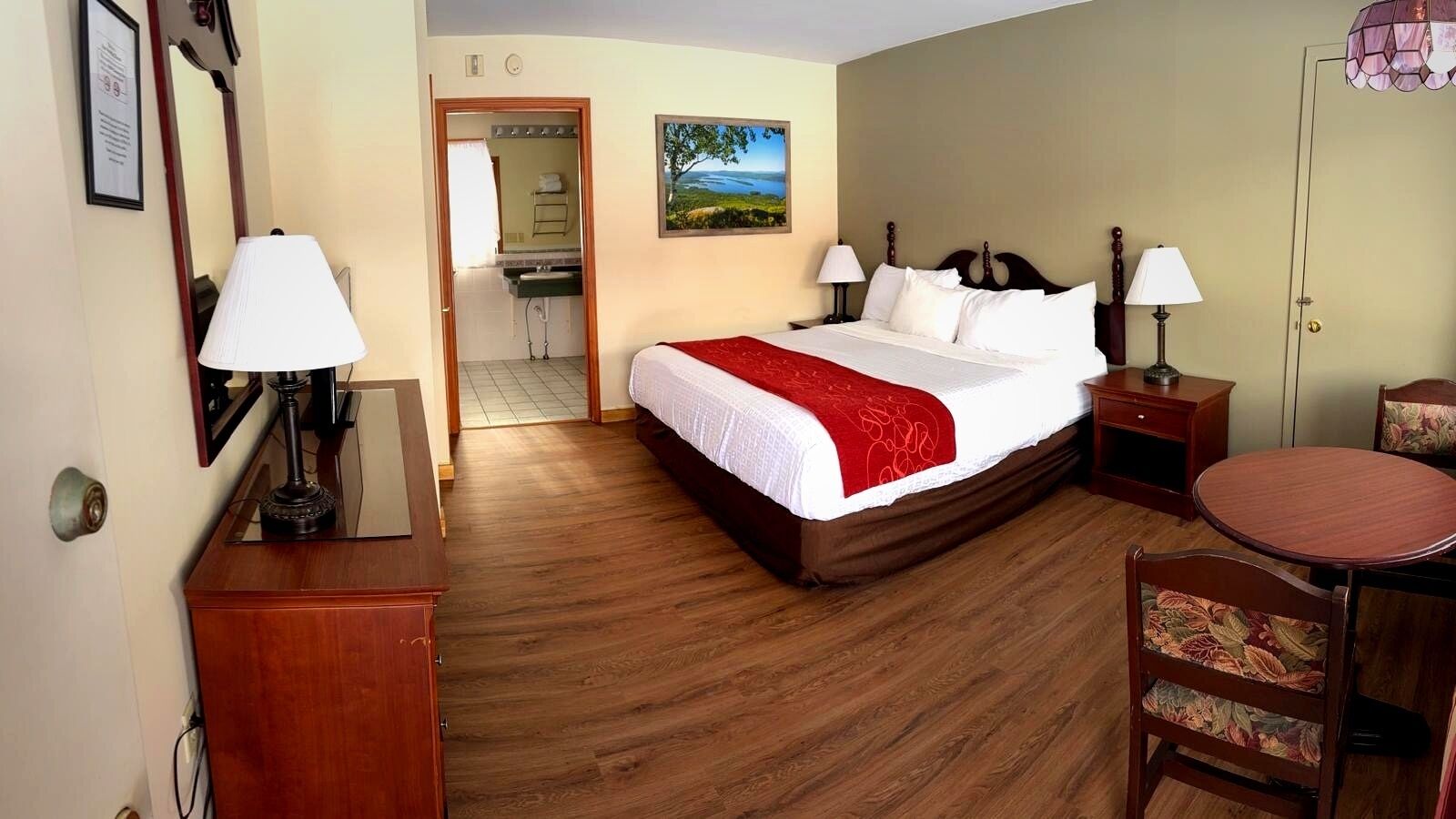 Een laptopwerkplek, een strijkplank/strijkijzer, gratis wifi, beddengoed