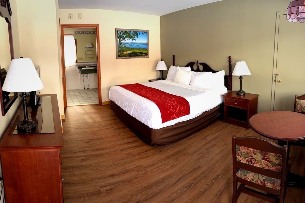 Laptop workspace, iron/ironing board, free WiFi, bed sheets