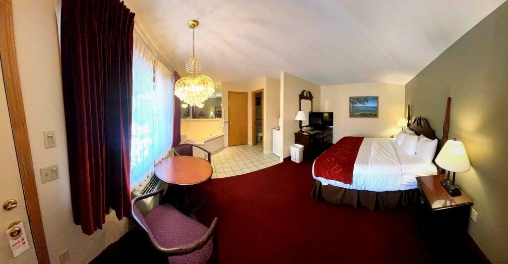 Deluxe kamer, 1 kingsize bed, bubbelbad | Een laptopwerkplek, een strijkplank/strijkijzer, gratis wifi, beddengoed