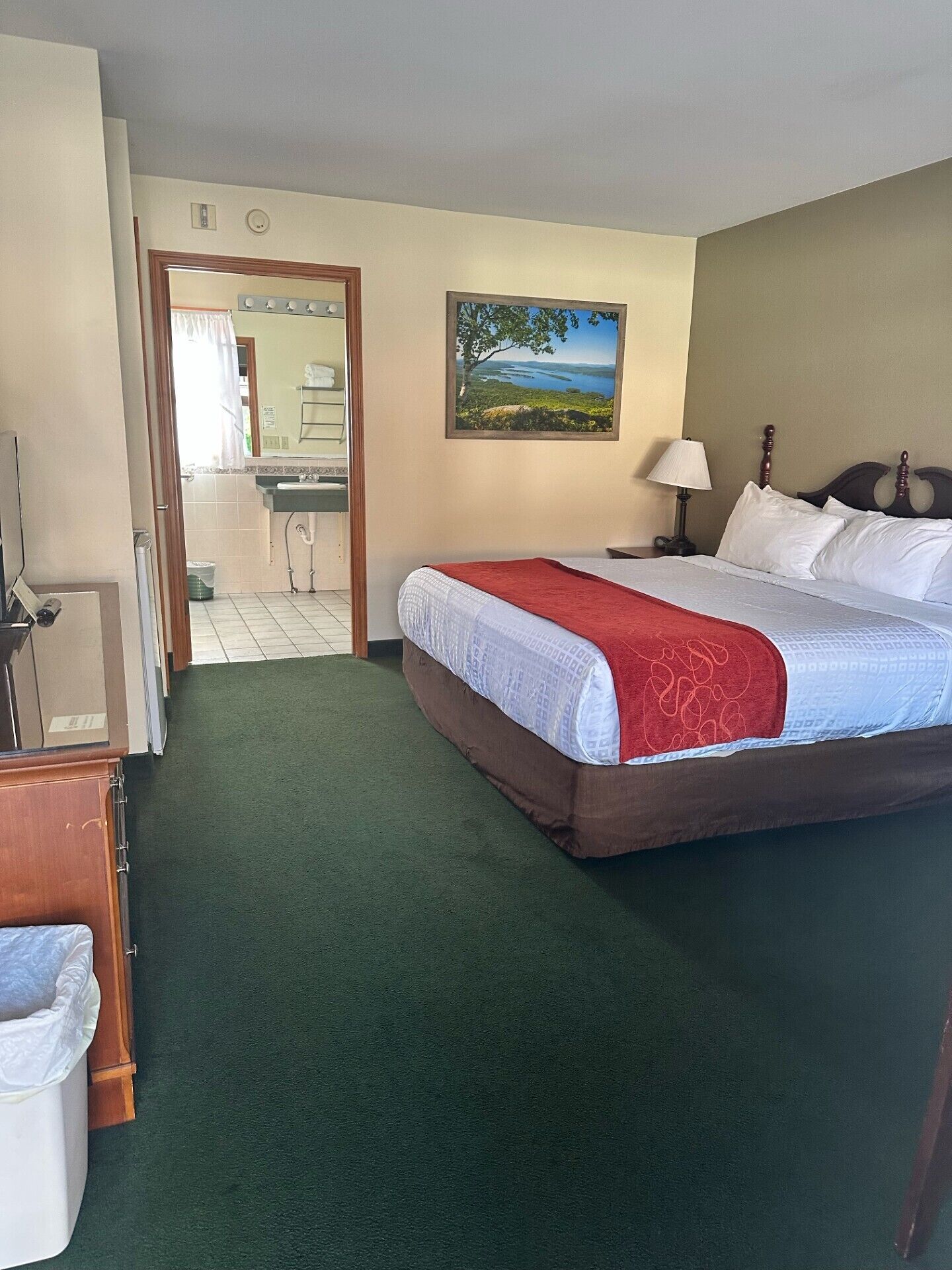 مساحة عمل للكمبيوتر المحمول ومكواة/لوح كي وواي فاي مجانًا وملاءات أسرّة