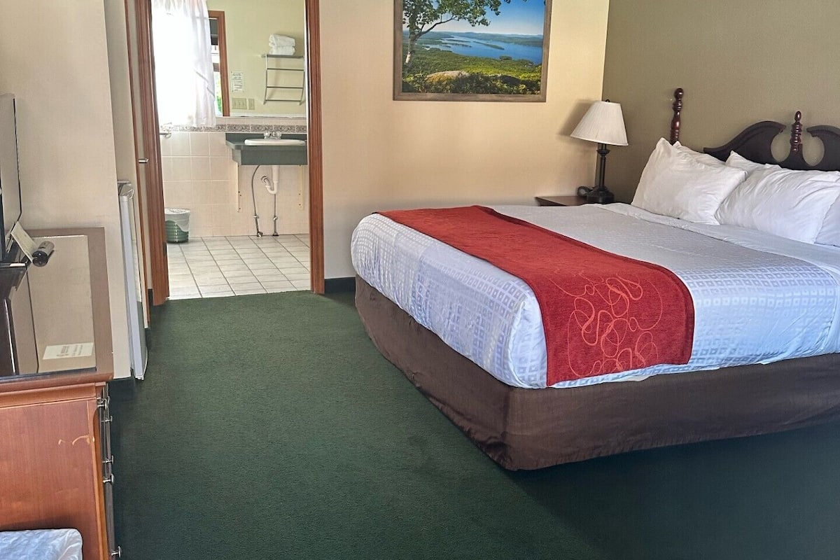 Espacio para trabajar con laptop y tabla de planchar con plancha