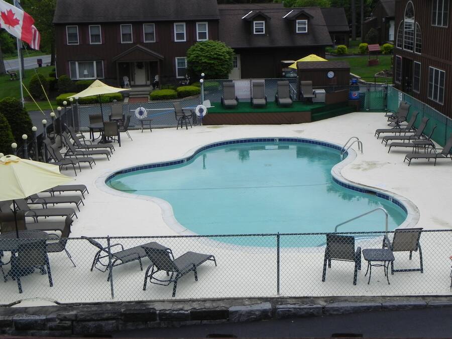 Una piscina techada, una piscina al aire libre de temporada, sombrillas