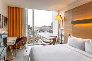 Luxe beddengoed, een minibar, een bureau, een strijkplank/strijkijzer