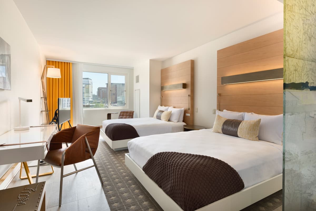 Klassieke kamer, 2 queensize bedden | Luxe beddengoed, een minibar, een bureau, een strijkplank/strijkijzer