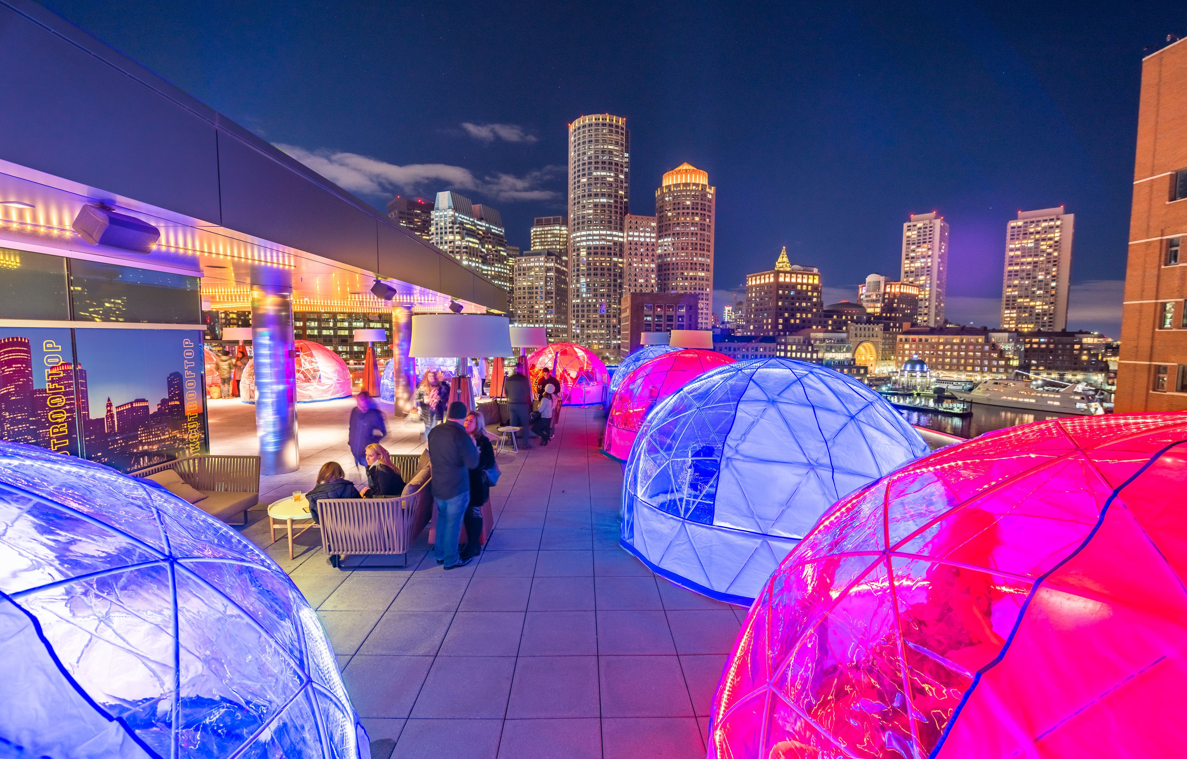 al fresco dining, serves lunch and dinner