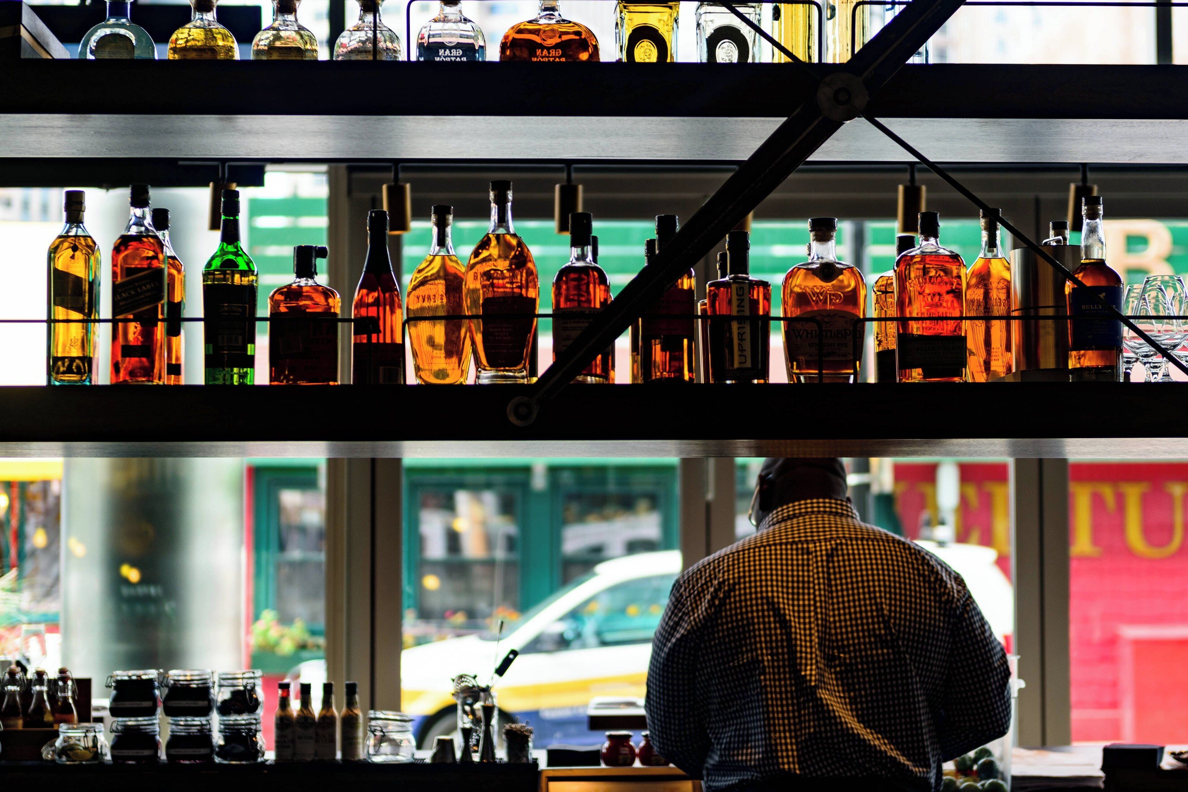 al fresco dining, serves lunch and dinner
