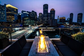 Alfresco dining, serves lunch and dinner - The Envoy Hotel, Autograph Collection (Boston)