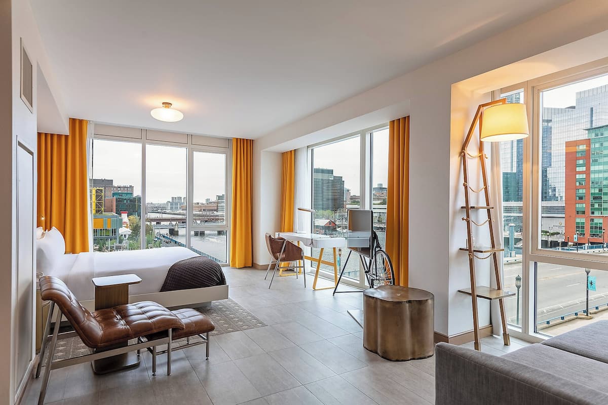 junior suite, 1 king bed, harbour view, corner | 1 bedroom, premium bedding, minibar, desk