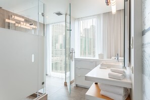 Shower, free toiletries, hair dryer, towels - The Envoy Hotel, Autograph Collection (Boston)