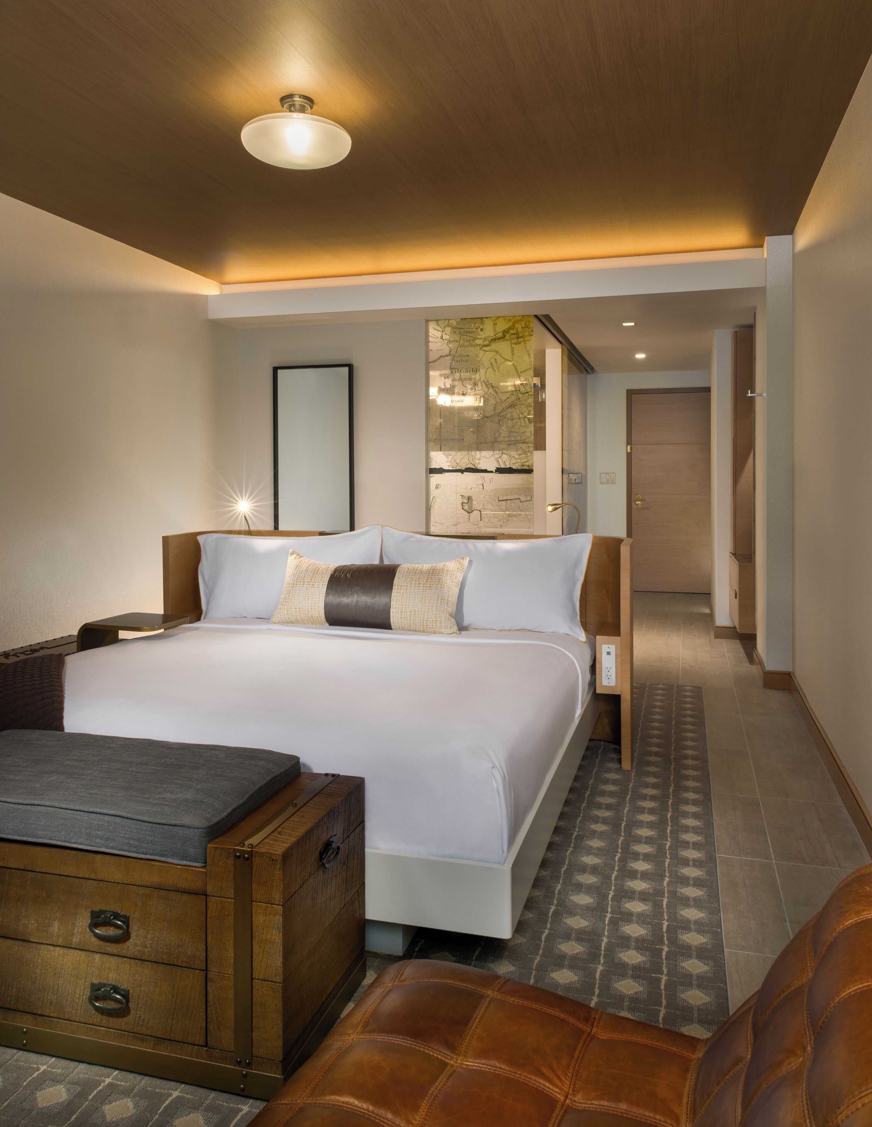 Deluxe Room, 1 King Bed | Premium bedding, minibar, desk, iron/ironing board