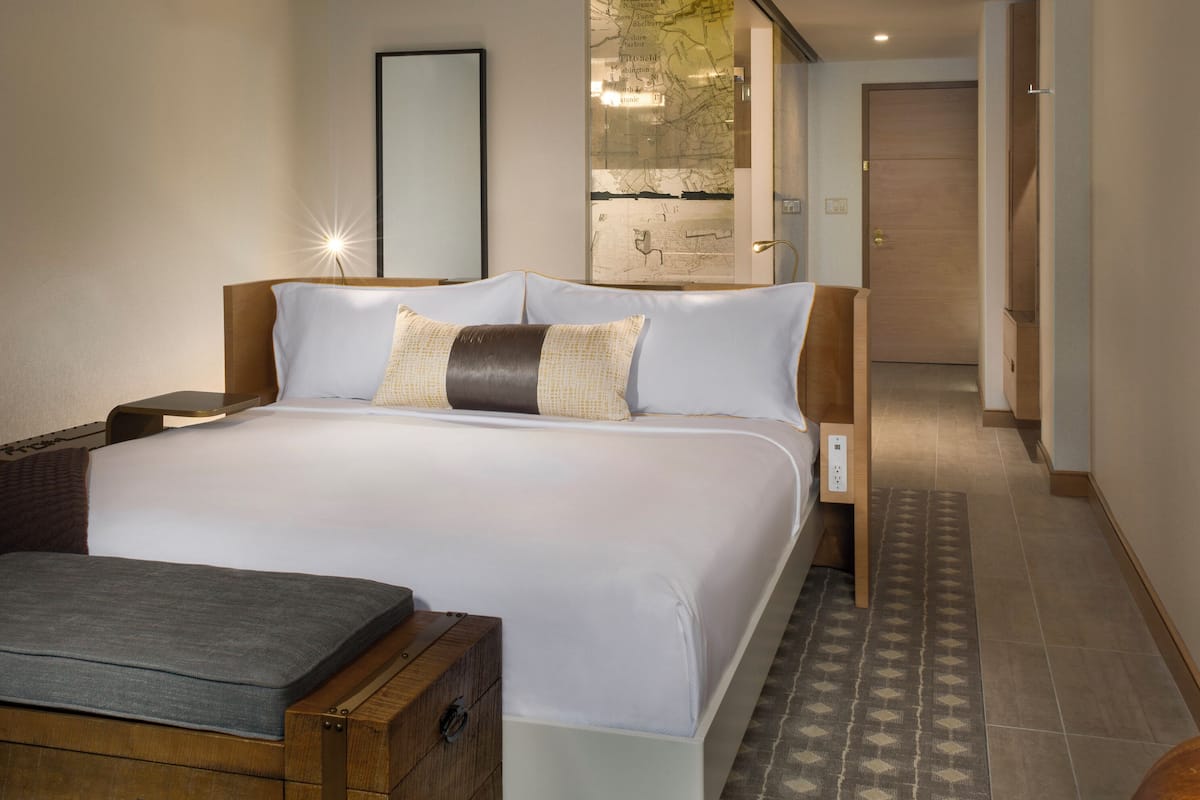 Deluxe Room, 1 King Bed | Premium bedding, minibar, desk, iron/ironing board