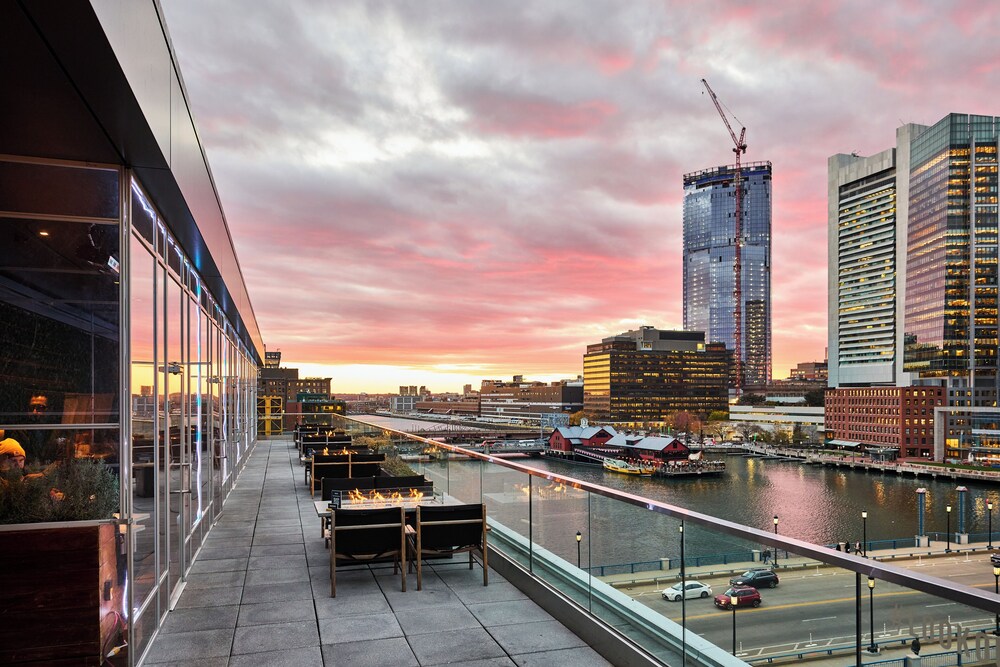 The Envoy Hotel, Autograph Collection by null