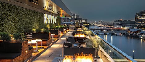 Se sirven desayunos, comidas, cenas y cocina latinoamericana