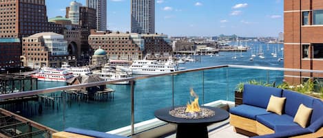 Se sirven desayunos, comidas, cenas y cocina latinoamericana