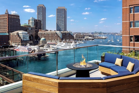 Se sirven desayunos, almuerzos y cenas; cocina latinoamericana. The Envoy Hotel, Autograph Collection