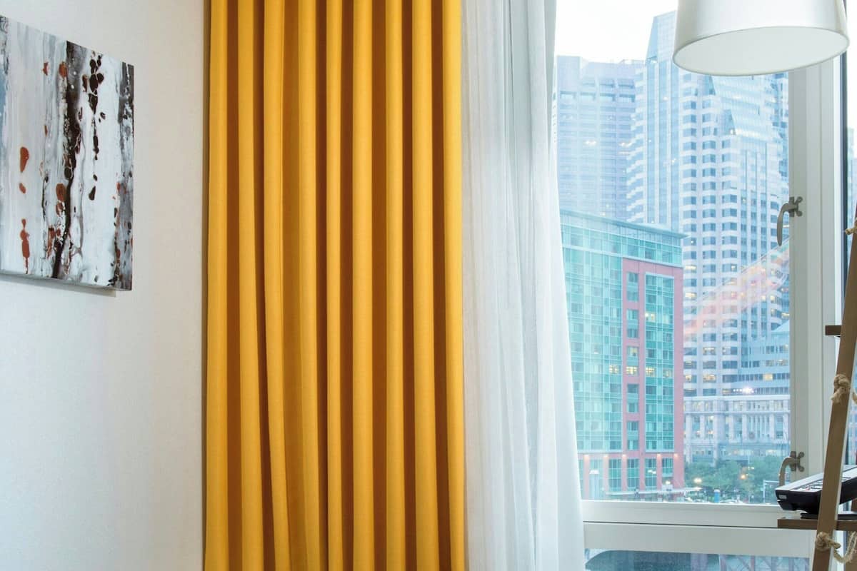 Luxe beddengoed, een minibar, een bureau, een strijkplank/strijkijzer