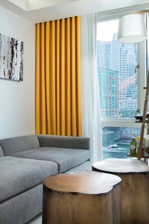 Sengetøy av topp kvalitet, minibar, skrivebord og strykejern/-brett