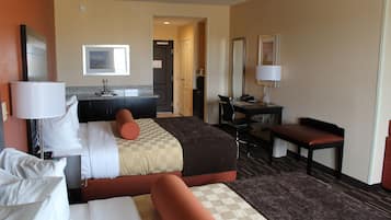 Escritorio, espacio para trabajar con laptop y cortinas blackout