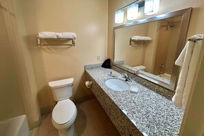 Suite, 1 chambre, non-fumeurs | Salle de bain | Ensemble douche/baignoire, articles de toilette gratuits, sèche-cheveux