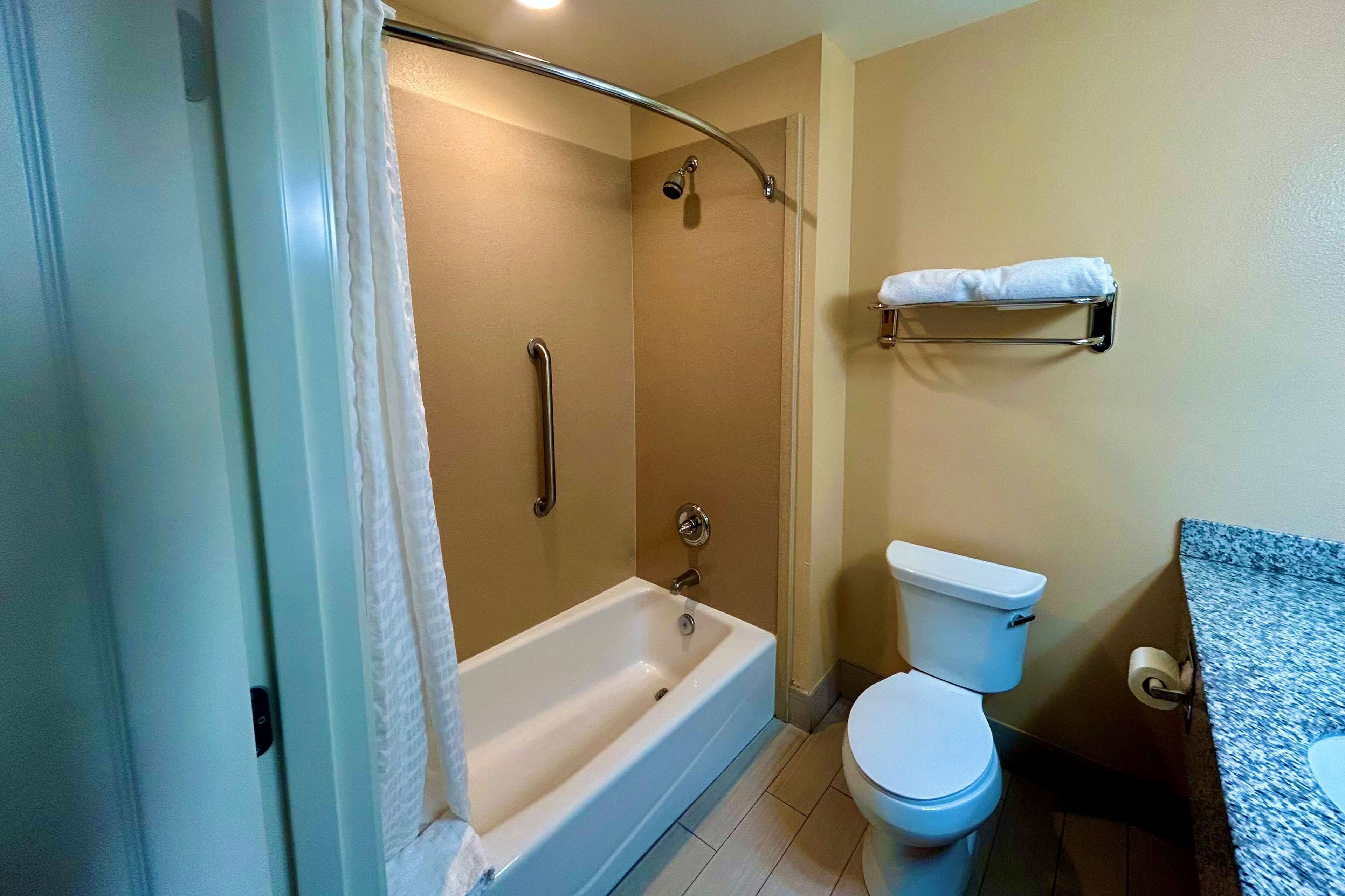 suite, 1 bedroom, non smoking | bathroom | combined shower/bathtub, free toiletries, hair dryer, towels