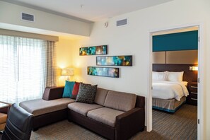 Monolocale, 1 letto king (Mobility/Hearing Access, Roll-In Shwr) | Una cassaforte in camera, una scrivania, ferro/asse da stiro