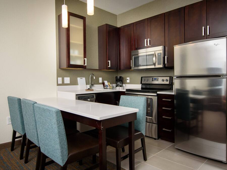 Una cassaforte in camera, una scrivania, ferro/asse da stiro