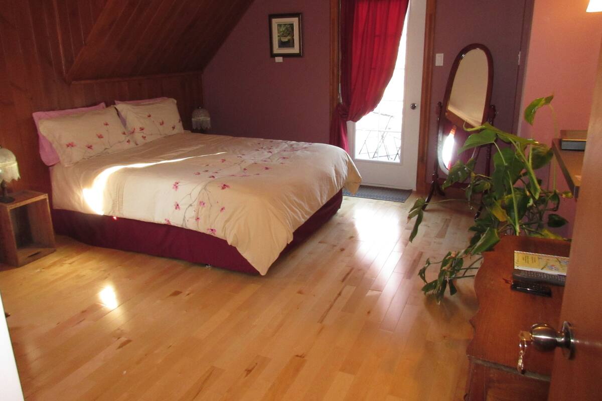 Classic Room, 1 Queen Bed, Balcony | 3 bedrooms, premium bedding, Select Comfort beds, soundproofing