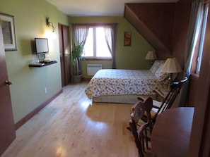 3 bedrooms, premium bedding, Select Comfort beds, soundproofing