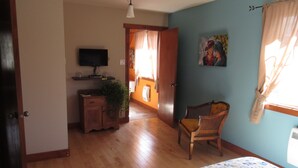 Classic Room, 1 Queen Bed | 3 bedrooms, premium bedding, Select Comfort beds, soundproofing - Gîte La Maison du Jardinier (Venise-en-Quebec)